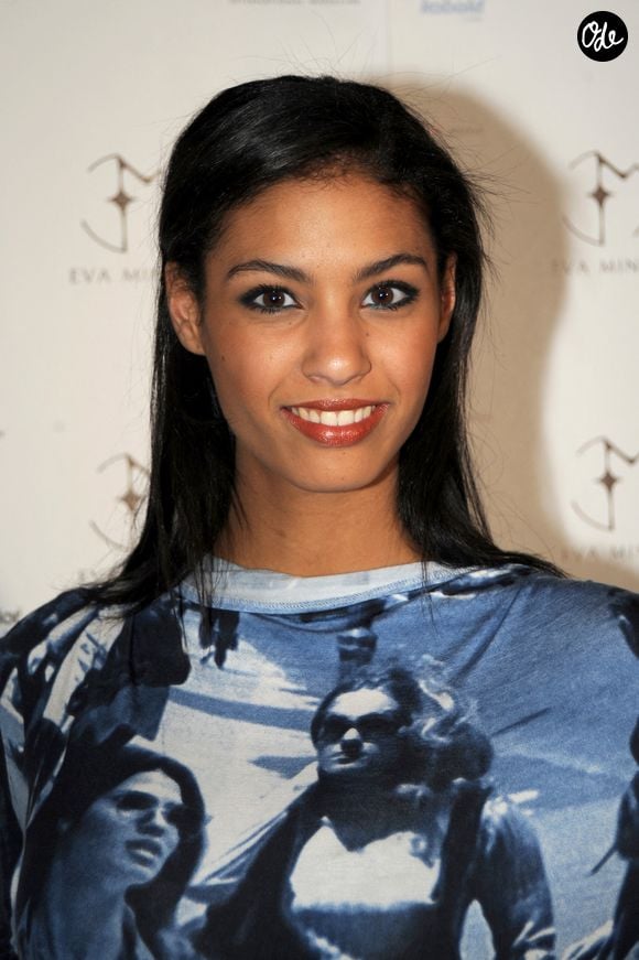 Chloé Mortaud (Miss France 2009) assistant au défilé de haute couture printemps-été 2010 d'Eva Mingue à Paris, en France, le 25 janvier 2010. Photo de Nicolas Briquet/ABACAPRESS.COM