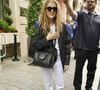 Mais cette réapparition est assombrie par la mort de Donald K. Donald, à 82 ans.

La chanteuse canadienne Céline Dion quitte son hôtel pour se rendre à l'aéroport.

Backgrid USA / Bestimage