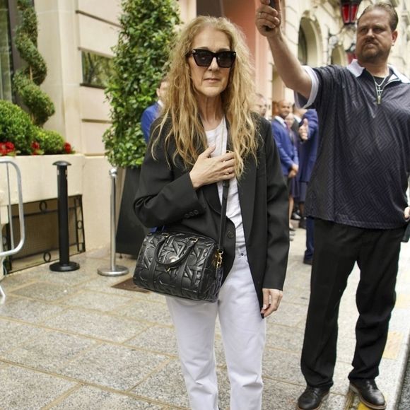 Mais cette réapparition est assombrie par la mort de Donald K. Donald, à 82 ans.

La chanteuse canadienne Céline Dion quitte son hôtel pour se rendre à l'aéroport.

Backgrid USA / Bestimage