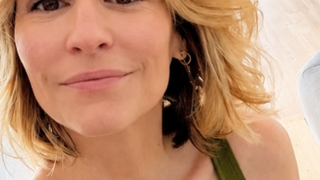 "Deux semaines sans elles" : Une longue absence débute pour Laure Larrory, son compagnon en soutien