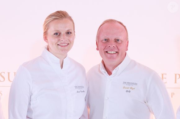 La chef pâtissière Anne Coruble et le chef David Bizet assistent à un photocall pour le Gala d'hiver du Peninsula Paris, avec un cocktail dînatoire orchestré par le chef exécutif David Bizet et la chef pâtissière Anne Coruble à l'hôtel Peninsula à Paris, France, le 27 novembre 2025. Photo par David Boyer/ABACAPRESS.COM