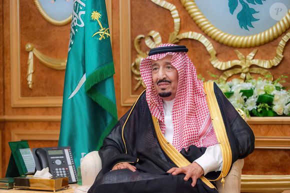 Le roi saoudien Salman bin Abdulaziz Al Said reçoit son fils, le prince héritier Mohammed bin Salman (également connu sous le nom de MBS, invisible sur la photo), et le nomme Premier ministre saoudien, dans le cadre d'un remaniement gouvernemental annoncé par un décret royal, à Djeddah, en Arabie saoudite, le 24 septembre 2022. Photo by Balkis Press/ABACAPRESS.COM