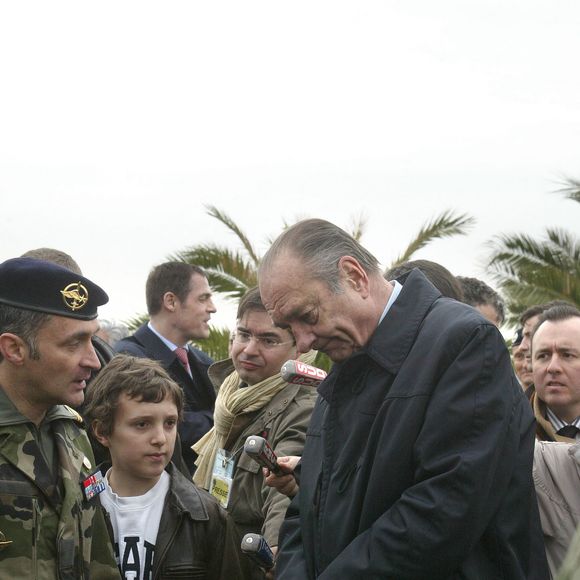 Le président Jacques Chirac emmène son petit-fils, Martin Rey-Chirac, lors d'une visite officielle avec la ministre de la Défense Michèle Alliot-Marie d'une unité des forces spéciales 'RPIMA' à Bayonne, dans le sud-ouest de la France, le 3 avril 2007. Le président Chirac était visiblement heureux d'avoir le jeune garçon avec lui, posant de nombreuses questions techniques aux officiers. Photo par Bernard Bisson/ABACAPRESS.COM