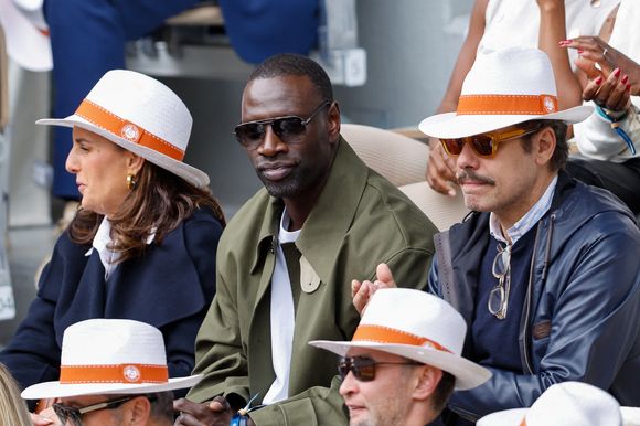 Laurent Lafitte, Omar Sy et sa femme Hélène en tribunes lors des Internationaux de France de Tennis de Roland Garros 2025, à Paris, France, le 7 juin 2025. © Cyril Moreau/Bestimage
