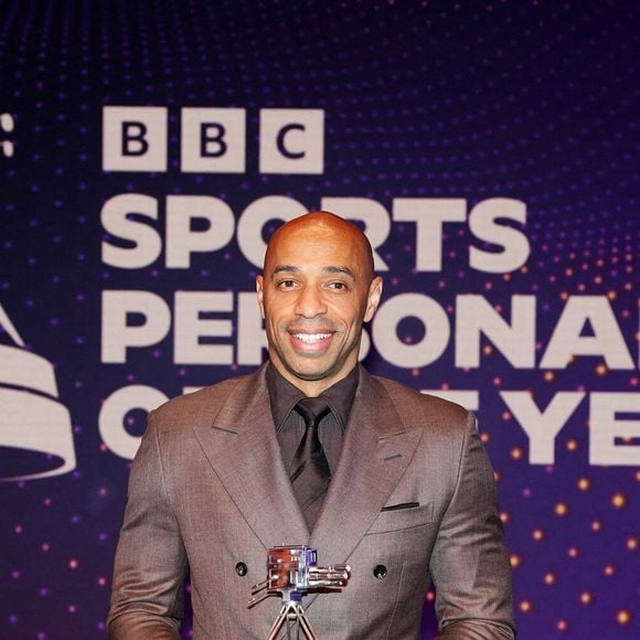 Le 29 août 2022, l'ancien attaquant de l'équipe de France a ainsi officialisé son arrivée au capital du club italien de Côme.

Thierry Henry jeudi 18 décembre 2025 au Royaume-Uni. Crédit photo : David Davies/PA Wire.