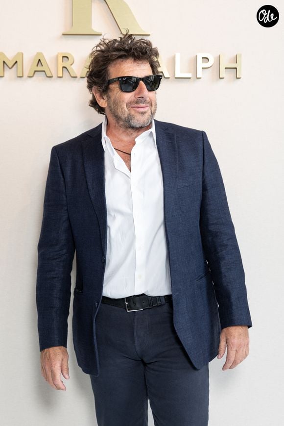 Ces faits surviennent alors que Patrick Bruel, qui conteste les accusations portées contre lui et bénéficie de la présomption d'innocence, est mis en examen dans quatre dossiers, notamment pour viol, tentative de viol, agression sexuelle et harcèlement sexuel.

Patrick Bruel au défilé Tamara Ralph Haute Couture Automne / Hiver 2025-2026 dans le cadre de la Fashion Week de Paris (PFW), Palais de Tokyo, France, le 7 juillet 2025. © Jeremy Melloul/Bestimage