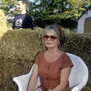 Peu proche de sa famille, elle était arrière-grand-mère de son vivant. 

Exclusif - Brigitte Bardot - Rdv Photos au refuge de la mare Aurou. Photo par APS-Medias/ABACAPRESS.COM