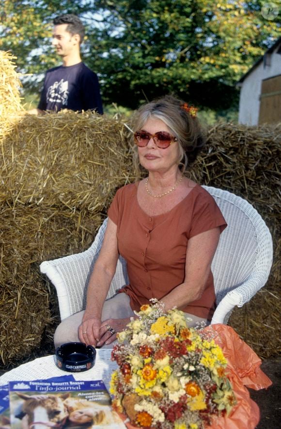 Peu proche de sa famille, elle était arrière-grand-mère de son vivant. 

Exclusif - Brigitte Bardot - Rdv Photos au refuge de la mare Aurou. Photo par APS-Medias/ABACAPRESS.COM