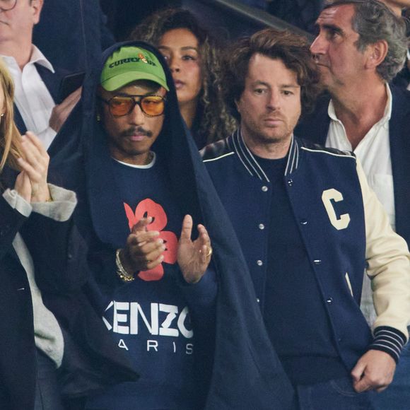 Pharrell Williams et Jean Imbert dans les tribunes lors du match de football Ligue 1 Uber Eats opposant le PSG à l'OM (4-0) au Parc des Princes à Paris le 24 septembre 2023. © Cyril Moreau/Bestimage