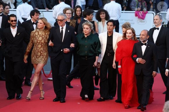 Pierre Niney, Virginie Efira, Vincent Cassel, Catherine Deneuve, Adam Bessa, Isabelle Huppert et Asghar Farhadi - Montée des marches du film " Histoires parallèles " lors du 79ème Festival International du Film de Cannes, le 14 mai 2026. © Jacovides-Moreau / Bestimage