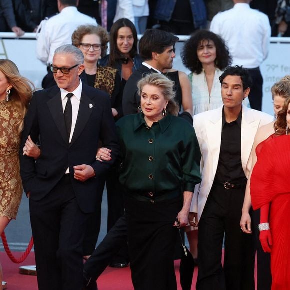 Pierre Niney, Virginie Efira, Vincent Cassel, Catherine Deneuve, Adam Bessa, Isabelle Huppert et Asghar Farhadi - Montée des marches du film " Histoires parallèles " lors du 79ème Festival International du Film de Cannes, le 14 mai 2026. © Jacovides-Moreau / Bestimage