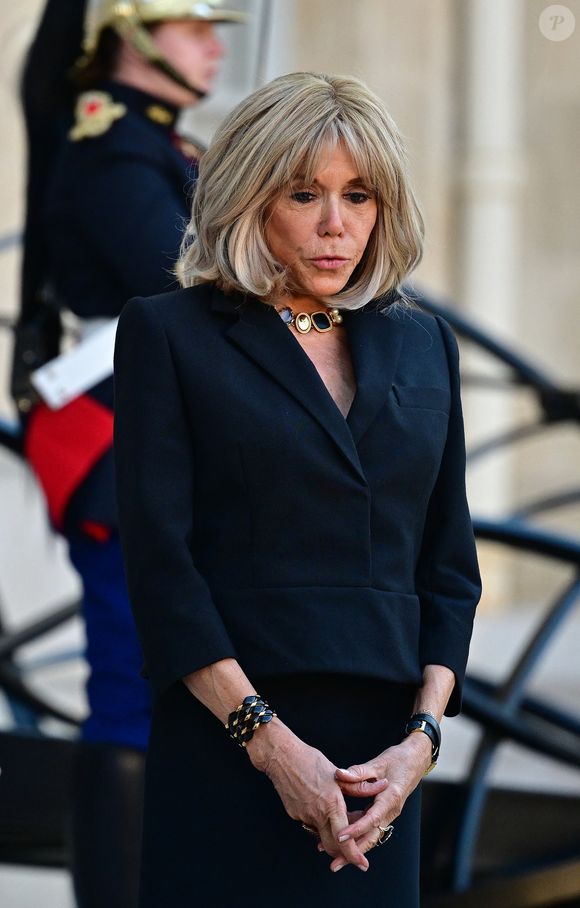 La famille Trogneux, déjà endeuillée par la perte d’autres proches, reste discrète et digne face à cette nouvelle disparition.

Info - Décès de Anne-Marie Trogneux, soeur de Brigitte Macron à l’âge de 93 ans - Le président de la République et sa femme la Première dame Brigitte Macron reçoivent le Chancelier de la République fédérale d’Allemagne, et sa femme pour un dîner au Palais présidentiel de l’Elysée, à Paris, France, le 30 avril 2025. © Christian Liewig/Bestimage