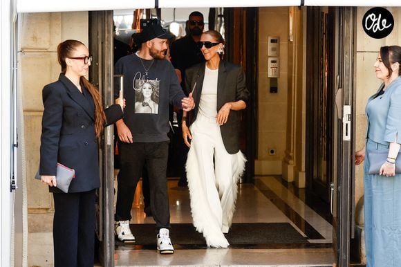 Celine Dion salue ses fans à la sortie de son hôtel avant de se diriger vers la salle Plenitude Arena où elle débutera sa série de concerts parisiens le 12 septembre 2026. Son fils René-Charles porte un tee-shirt à l'effigie de sa mère. © Cyril Moreau / Bestimage