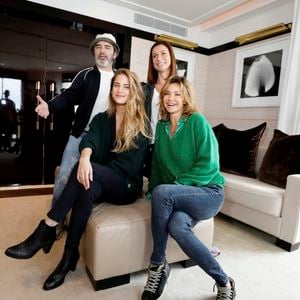 Une confidence très intime qu'il a faite lors d'une interview pour nos confrères de "Télé-Loisirs".

Arnaud Henriet, Jennifer Lauret, Solène Hébert et Ingrid Chauvin - lors de la rencontre des lecteurs de Nice-Matin avec les acteurs de la serie "Demain nous appartient" en marge de la 5ème saison du festival International des Séries "Canneseries" à Cannes, France, le 3 avril 2022. © Dylan Meiffret/Nice Matin/Bestimage