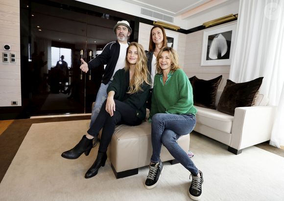 Une confidence très intime qu'il a faite lors d'une interview pour nos confrères de "Télé-Loisirs".

Arnaud Henriet, Jennifer Lauret, Solène Hébert et Ingrid Chauvin - lors de la rencontre des lecteurs de Nice-Matin avec les acteurs de la serie "Demain nous appartient" en marge de la 5ème saison du festival International des Séries "Canneseries" à Cannes, France, le 3 avril 2022. © Dylan Meiffret/Nice Matin/Bestimage