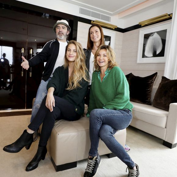 Une confidence très intime qu'il a faite lors d'une interview pour nos confrères de "Télé-Loisirs".

Arnaud Henriet, Jennifer Lauret, Solène Hébert et Ingrid Chauvin - lors de la rencontre des lecteurs de Nice-Matin avec les acteurs de la serie "Demain nous appartient" en marge de la 5ème saison du festival International des Séries "Canneseries" à Cannes, France, le 3 avril 2022. © Dylan Meiffret/Nice Matin/Bestimage