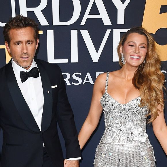 Blake Lively a fait sa première apparition depuis le scandale avec Justin Baldoni. 

New York, NY - Blake Lively et Ryan Reynolds sont sortis pour "SNL 50" à New York City, marquant leur première apparition ensemble sur le tapis rouge au milieu de la bataille juridique de Lively avec Justin Baldoni. Le couple se joint à une foule de stars célébrant l'anniversaire de l'émission.
©Backgrid USA / Bestimage