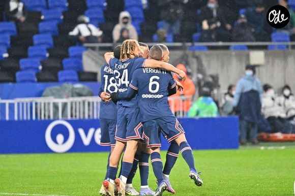 Joie de Ander Herrera (psg) et ses coequipiers - Match de Ligue 1 Uber Eats "Lyon - PSG (1-1)" au stade Groupama Stadium, le 9 janvier 2022.