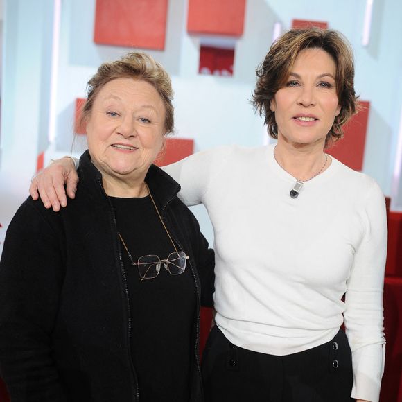 Clemence Massart et Mathilde Seigner - Enregistrement de l'émission Vivement dimanche au studio Rive gauche, présentée par Michel Drucker . Diffusion sur France 3 le 22 février 2026 © Guillaume Gaffiot/Bestimage