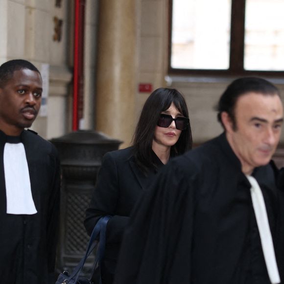 Isabelle Adjani arrive pour la tenue de son procès en appel (chambre 2-13) pour fraude fiscale, au Palais de Justice de Paris, le 27 février 2026.
© Julien Sarkissian/Bestimage