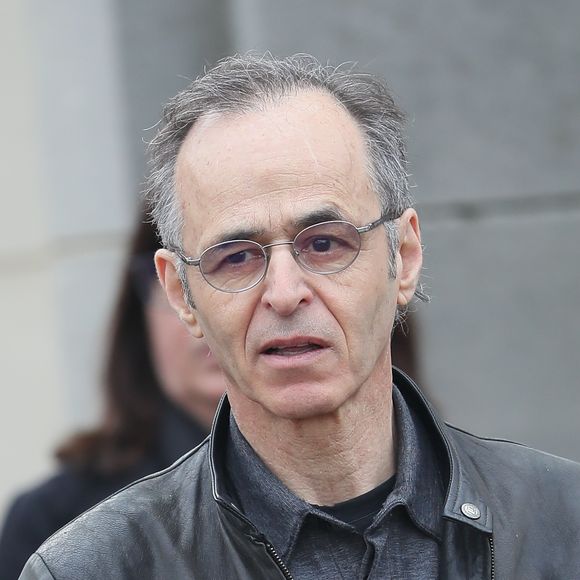 Des photos de vacanciers ont révélé sa présence, d’abord évoquée comme une simple rumeur, avant d'être confirmée. 

Jean-Jacques Goldman et Maxime Le Forestier lors des obsèques de Véronique Colucci au cimetière communal de Montrouge, le 12 avril 2018. @Agence / Bestimage