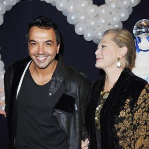 Sa mère a d'abord caché au père de Kamel qu'il pratiquait la danse.
Kamel Ouali et sa mère assistent à la comédie musicale "Mamma mia" à Paris en 2010. ©Bestimage