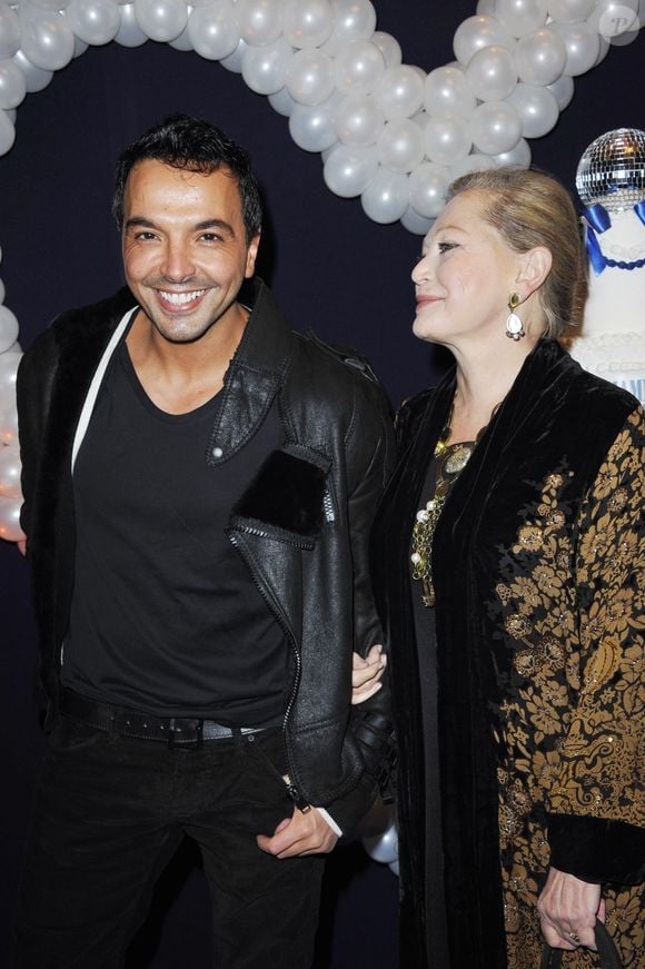 Sa mère a d'abord caché au père de Kamel qu'il pratiquait la danse.
Kamel Ouali et sa mère assistent à la comédie musicale "Mamma mia" à Paris en 2010. ©Bestimage