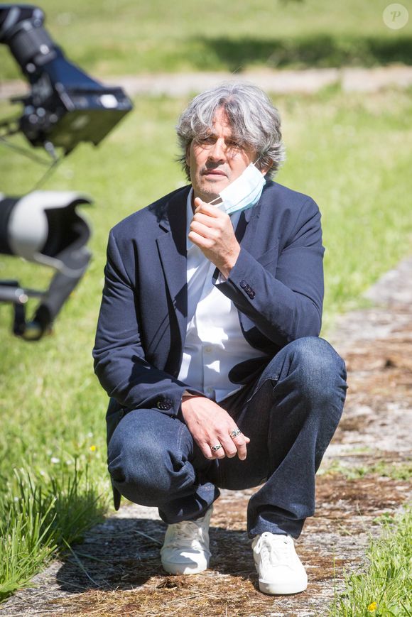 Exclusif - Philippe Vasseur - Reprise du tournage de la série "Les Mystères de l'amour" à Cergy-Pontoise (Val d'Oise) après 2 mois d'arrêt dû au confinement en pleine épidémie de Coronavirus Covid-19 le 14 mai 2020. AGENCE / BESTIMAGE