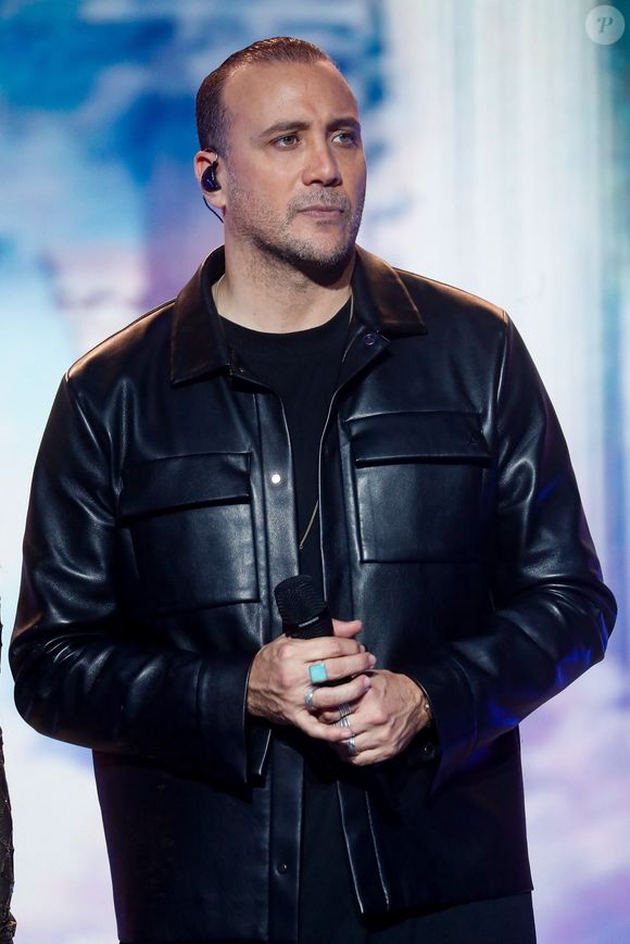 Le musicien portait un élégant costume noir

Exclusif - Merwan Rim - Enregistrement de l'émission "La grande soirée des comédies musicales", présentée par E.Gossuin et H.Segara et diffusée le 26 mars sur W9
© Christophe Clovis / Bestimage