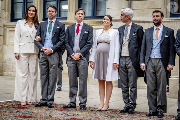 Plusieurs familles royales ont été conviées. 

Le prince Félix de Luxembourg, la princesse Claire, le prince Louis de Luxembourg (également prince de Galles), la princesse Alexandra de Luxembourg, Nicolas Bagory et le prince Sébastien de Luxembourg arrivent à la Chambre des députés pour la cérémonie de prestation de serment du grand-duc Guillaume, dans le cadre des festivités marquant le changement de souverain au Luxembourg. Luxembourg, 3 octobre 2025 (Première journée des célébrations). Photo : Dana Press / Bestimage