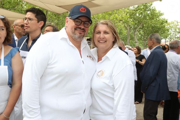 Pour garantir une qualité exceptionnelle, l'ex-candidate de "Top Chef" sélectionne rigoureusement des produits de saison, des viandes françaises et des poissons sauvages.

Les Chefs à Saint-Tropez fêtent les producteurs 2025 - Inauguration de la 5e édition, les Chefs et les producteurs se retrouvent sur la place des Lices à Saint-Tropez, le 3 mai 2025. La Cheffe Stéphanie Le Quellec et son mari David Le Quellec. ©Jean-Marc Lhomer / Bestimage.