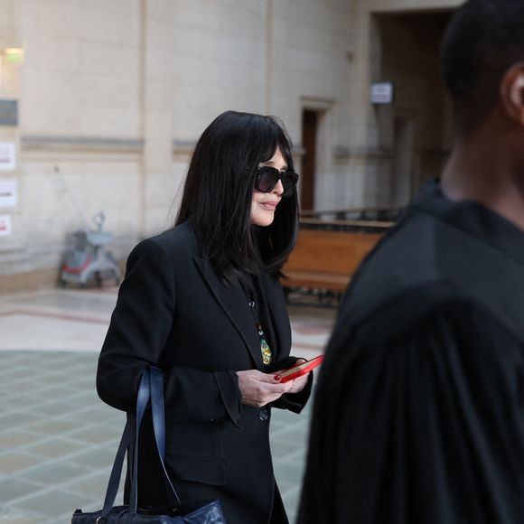 Isabelle Adjani arrive pour la tenue de son procès en appel (chambre 2-13) pour fraude fiscale, au Palais de Justice de Paris, le 27 février 2026.
© Julien Sarkissian/Bestimage