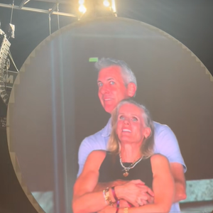 La scène, captée par la "kiss cam" et diffusée sur écran géant, a rapidement enflammé les réseaux sociaux. Le chanteur du groupe a commenté la situation en direct, accentuant l’embarras du moment. 

Capture d'écran TikTok de la scène au concert de Coldplay.