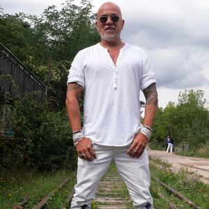 Le chanteur et musicien français Pascal Obispo, photographié sur la Coulée verte dans le quartier Balard à Paris, France, le 29 août 2023, près de son studio d'enregistrement, au moment de la sortie de son album Le beau qui pleut. Photo by Marc Charuel/ABACAPRESS.COM