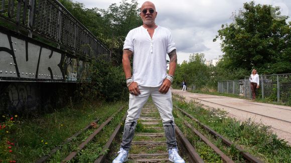 Le chanteur et musicien français Pascal Obispo, photographié sur la Coulée verte dans le quartier Balard à Paris, France, le 29 août 2023, près de son studio d'enregistrement, au moment de la sortie de son album Le beau qui pleut. Photo by Marc Charuel/ABACAPRESS.COM