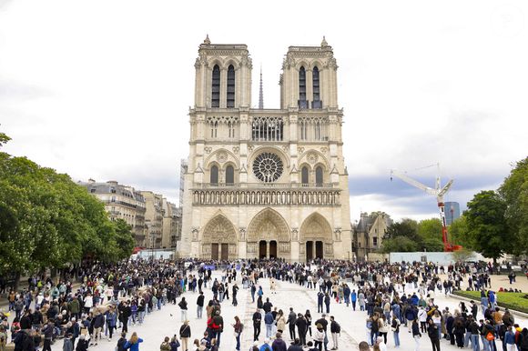 llustration des fidèles devant la cathédrale Notre-Dame de Paris, le jour du décès du Pape François en ce Lundi de Pâques le 21 avril 2025. © Jack Tribeca / Bestimage