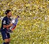 Le joueur du Paris Saint-Germain, Marquinhos, soulève le trophée après avoir remporté la finale de l'UEFA Champions League à la Munich Football Arena, à Munich, en Allemagne. Date de la photo : samedi 31 mai 2025. Mike Egerton/PA Wire.