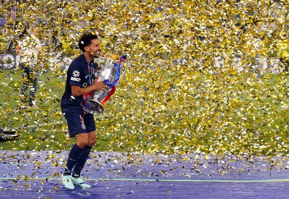 Le joueur du Paris Saint-Germain, Marquinhos, soulève le trophée après avoir remporté la finale de l'UEFA Champions League à la Munich Football Arena, à Munich, en Allemagne. Date de la photo : samedi 31 mai 2025. Mike Egerton/PA Wire.