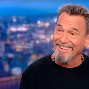 Florent Pagny, qui va beaucoup mieux, était l'invité de Gilles Bouleau aux 20 heures de TF1 le jeudi 16 novembre. © Captute TV TF1 via Bestimage
