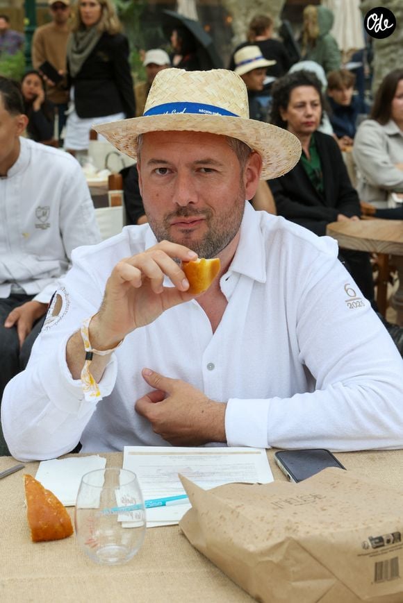 Les Chefs à Saint-Tropez fêtent les producteurs 2026 - David Gallienne membre du jury de la "battle d'Aïoli"place des Lices à Saint-Tropez, le 4 mai 2026.. © Jean-Marc Lhomer/Bestimage