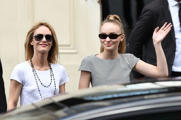 Vanessa Paradis et Lily Rose Depp quittent le défilé Chanel à Paris, en France, le 3 juillet 2018, deux jours après son mariage. Photo by ABACAPRESS.COM