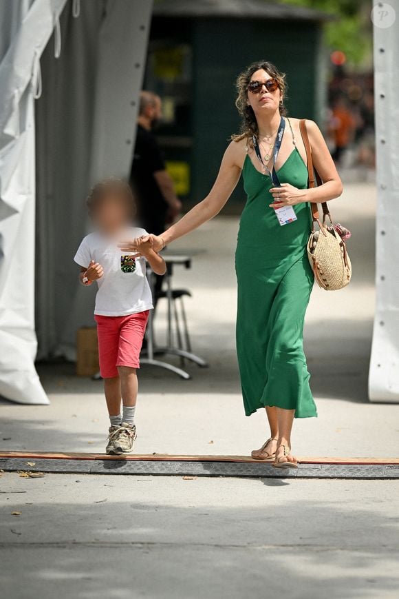 Exclusif - Prix Spécial - No Web - Vanille Clerc et son fils Léon à l’espace VIP au Longines Paris Eiffel Jumping au pied de la Tour Eiffel sur le Champ-de-Mars à Paris, France, le 21 juin 2025. © Perusseau-Veeren/Bestimage
