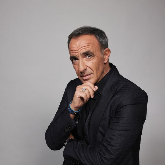 "Il y a eu ce qu’on appelle un ‘freeze’, puis, il y a eu de la pub, mais ensuite, le programme a continué à être diffusé", a expliqué le présentateur.

Nikos Aliagas le 26 décembre sur TF1, à Paris, France, le 9 décembre 2025. Photo par Jacovides-Moreau/Bestimage