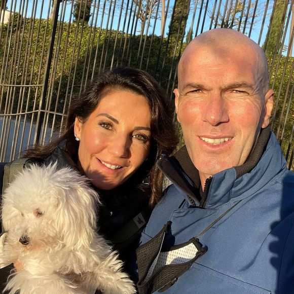 Zinédine Zidane avec sa femme Véronique et leur chien sur Instagram le 15 décembre 2021.