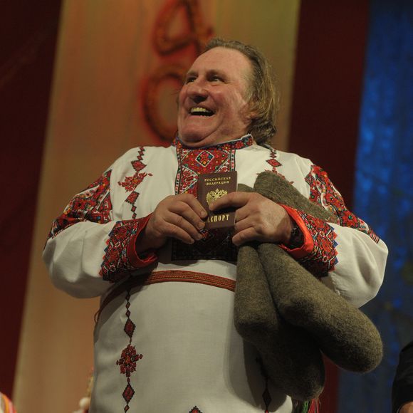 Gerard Depardieu s'est rendu le 6 janvier 2013 a Saransk, capitale de la Mordovie, republique autonome russe, ou il a ete accueilli en fanfare par le gouverneur de la region Vladimir Volkov. Des femmes, en costume traditionnels, ont chante a son arrivee sur le tarmac de l'aeroport de Saransk.
ITAR TASS / BESTIMAGE