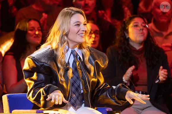 Le public la connaît pour ses cheveux blonds et lisses.

Santa lors de l'enregistrement de l'émission "La Boîte à secrets", présentée par Faustine Bollaert et diffusée le 17 octobre sur France 3, dans les studios du Lendit à Saint-Denis, France, le 23 septembre 2025.

© Cyril Moreau/Bestimage