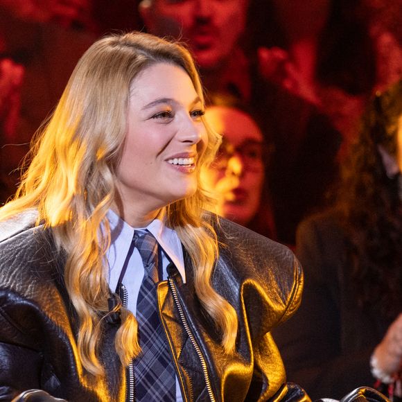 Le public la connaît pour ses cheveux blonds et lisses.

Santa lors de l'enregistrement de l'émission "La Boîte à secrets", présentée par Faustine Bollaert et diffusée le 17 octobre sur France 3, dans les studios du Lendit à Saint-Denis, France, le 23 septembre 2025.

© Cyril Moreau/Bestimage