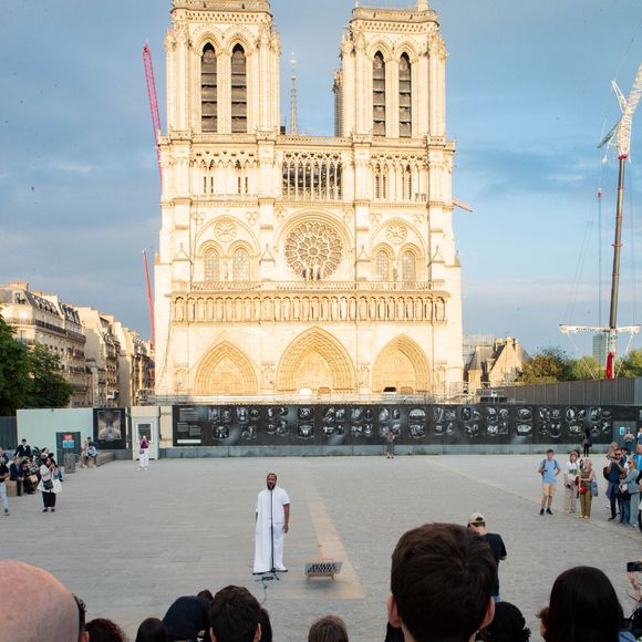 Exclusif - Slimane interprète sa nouvelle chanson "Résister" sur le parvis de Notre-Dame à Paris. Le 6 juin 2024. 

© Christophe Clovis / Bestimage