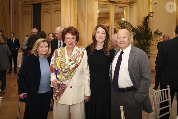 Luce Perrot, Roselyne Bachelot, Maud Bregeon, Marc Ladreit de Lacharrière - Les salons du Cercle Interallié ont fait salle comble ce mardi, réunissant de nombreuses personnalités autour de Maud Bregeon, qui s'est récemment vu confier, en plus du porte-parolat du Gouvernement, le ministère de l'Energie, un portefeuille hautement stratégique, en particulier dans le contexte de crise qui embrase le Moyen-Orient.

© Jack Tribeca / Bestimage
