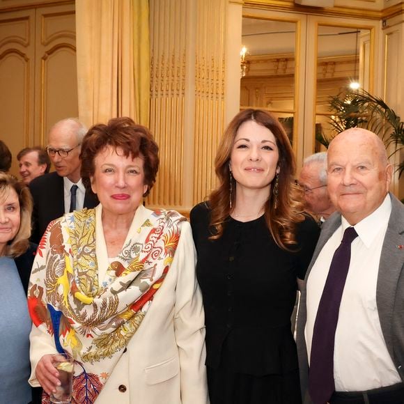 Luce Perrot, Roselyne Bachelot, Maud Bregeon, Marc Ladreit de Lacharrière - Les salons du Cercle Interallié ont fait salle comble ce mardi, réunissant de nombreuses personnalités autour de Maud Bregeon, qui s'est récemment vu confier, en plus du porte-parolat du Gouvernement, le ministère de l'Energie, un portefeuille hautement stratégique, en particulier dans le contexte de crise qui embrase le Moyen-Orient.

© Jack Tribeca / Bestimage